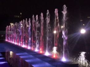 Nocna iluminacja fontanny obok ECS-u