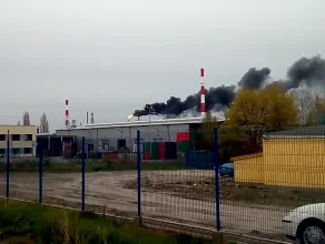 Dym z komina rafinerii