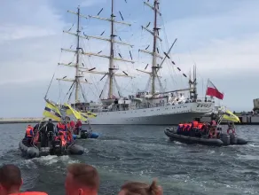 Piłkarze Arki Gdynia na łodziach motorowych