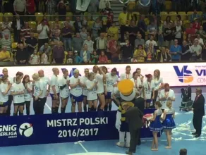 Dekoracja mistrzyń Polski 2017 piłkarek ręcznych Vistalu Gdynia 