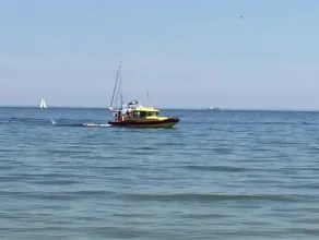 Ćwiczenia ratunkowe WOPR przy plaży w Gdyni