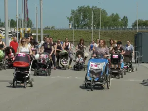 Wyścigi wózków dziecięcych