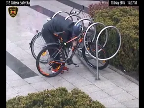 Złodziej próbuje ukraść rower w centrum Wrzeszcza