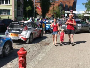 Sportowe samochody pod Stocznią Gdańską