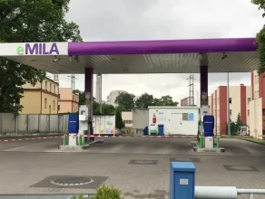Nieczynna stacja paliw eMILA przy ul. Morskiej w Gdyni