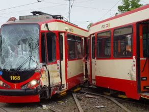 Czołowe zderzenie tramwajów na al. Hallera