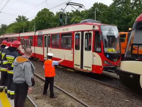 Pierwszy z uszkodzonych tramwajów odjeżdża do zajezdni
