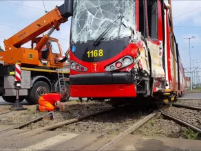 Dźwig podnosi tramwaj z torowiska po wypadku na Hallera