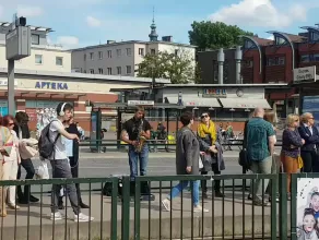 Niecodzienny koncert na przystanku tramwajowym w Gdańsku 