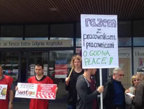 Protest pracowników przed Tesco w Gdyni