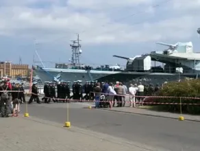 Żołnierze i marynarze na Skwerze Kościuszki