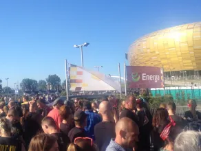 Tłumy fanów Guns N'Roses pod Stadionem Energa