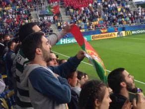 Kibice Portugalii śpiewają hymn
