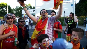Zagraniczni kibice przed meczem Hiszpania - Portugalia