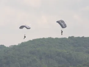 Skoki ze spadochronami komandosów Formozy