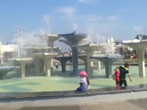Kąpiel dzieci w fontannnie na skwerze Kościuszki w Gdyni