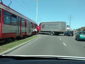 Stłuczka tramwaju z ciężarówką
