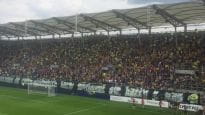Radość kibiców w Gdyni po golu w meczu Arka - Śląsk na 2:0