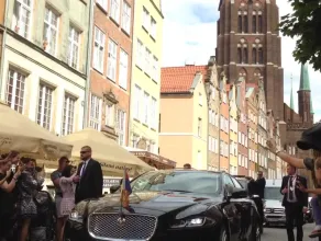 Samochód z brytyjską parą książęcą jedzie ul. Piwną