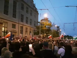 Tłumy skandują "chcemy veta" pod sądem w Gdańsku