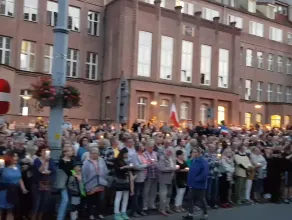 Tłumy skandują "konstytucja" pod sądem w Gdańsku