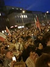 Tłumy skandują "zwyciężymy" pod sądem w Gdańsku