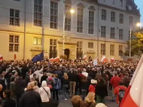 Protestujący krzyczą "chcemy veta" pod sądem w Gdańsku
