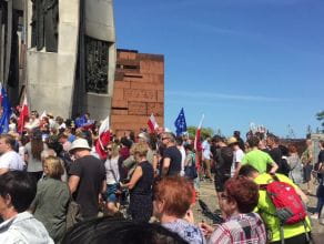 Protest pod Pomnikiem Poległych Stoczniowców