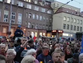 Okrzyki "zwyciężymy" pod sądem w Gdańsku