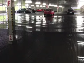 Zalany parking podziemny w gdyńskim Kauflandzie