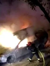 Strażacy gaszą pożar samochodu na Kamiennej Górze