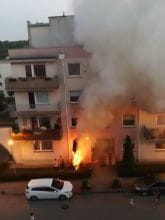 Pożar przed budynkiem na Porębskiego