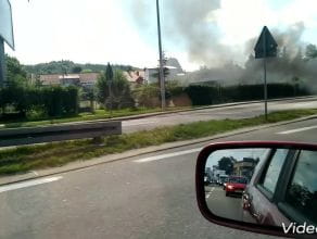Pożar auta przy drodze w Rumi