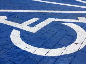 Niebieskie miejsca parkingowe dla niepełnosprawnych