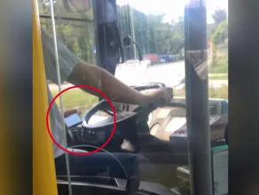 Kierowca autobusu z telefonem komórkowym