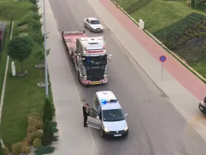 Zaparkował ciężarówkę na środku drogi