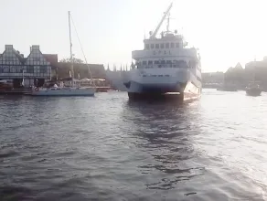 Katamaran przepływa blisko jachtu