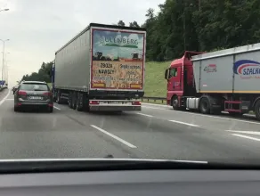 Zepsuta ciężarówka blokuje pas na obwodnicy
