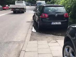 Kierowcy zastawiają chodnik na Legionów w Gdyni