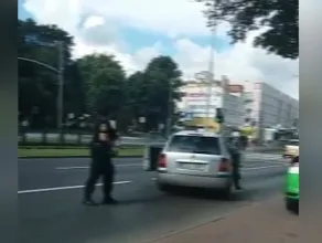 Kierowca ucieka wlokąc za autem interweniującego strażnika