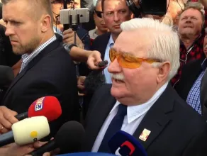 Lech Wałęsa składa kwiaty i przemawia