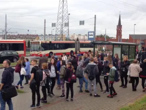 Tłumy pasażerów opuszczają tramwaje na Chełmie