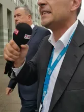 Dziennikarz TVP zadaje pytania prezydentowi Gdańska