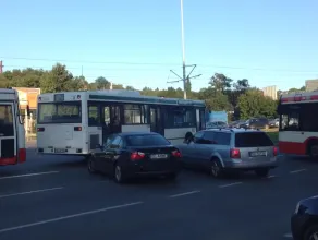 Autobus blokuje skrzyżowanie przy Zieleniaku