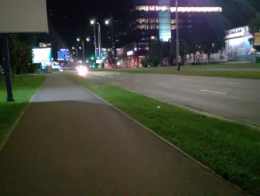Nocne wyścigi na al. Grunwaldzkiej w Gdańsku