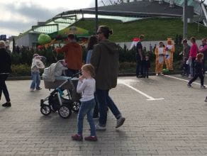 Tłumy ludzi w krainie Kinder Niespodzianki w Gdyni