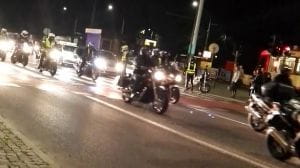 Motocykliści jadą nocą przez Wrzeszcz