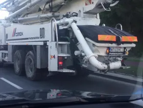 Brudne opony w ciężarówce jadącej po Gdańsku