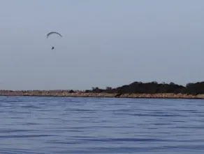 Paralotniarz nad Wyspą Sobieszewską