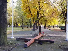 Spalony krzyż na cmentarzu na Zaspie